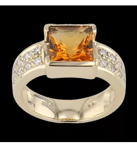 Anello in oro giallo citrino e diamanti