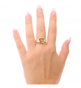 Anello in oro giallo citrino e diamanti