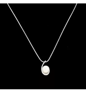 Collana e ciondolo in oro bianco
