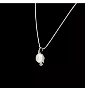 Collana e ciondolo in oro bianco