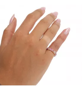 Anello nuziale in oro rosa con zaffiro pastello