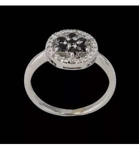 Anello in oro bianco con diamanti bianchi e neri