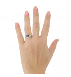 Anello in oro bianco con diamanti bianchi e neri