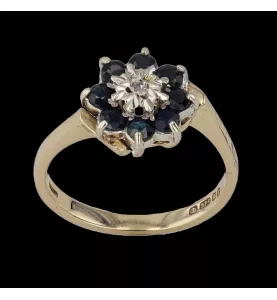 Ring aus Gelbgold mit Saphiren und Diamanten