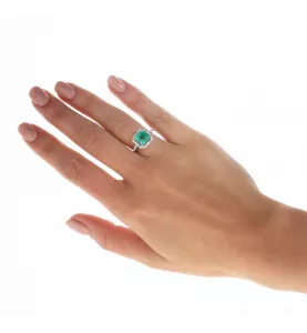 EMERALD AND DIAMOND WHITE GOLD RING