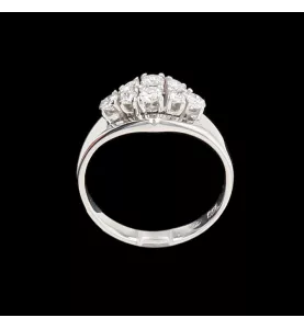 Ring aus Weissgold mit Diamanten