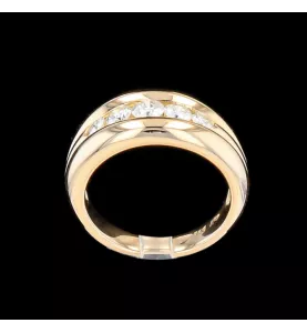 RING AUS GELBGOLD MIT DIAMANTEN