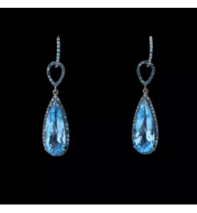 Boucles d'oreille en or gris 750 / 18 carats.